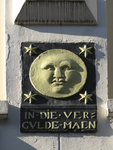 905698 Afbeelding van de gevelsteen 'IN DIE VERGULDE MAEN', in de voorgevel van het pand Lijnmarkt 37 te Utrecht.